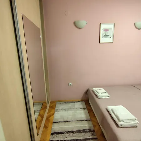 88, Self Check-in, Free Parking Apartment *